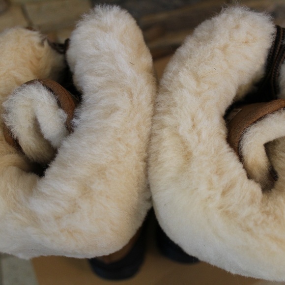 UGG ADIRONDACK TALL LEATHER WATERPROOF BOOTS - Picture 4 of 8